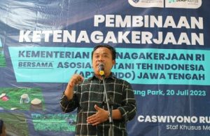 Staf Khusus Menteri Ketenagakerjaan Caswiyono Terima Aduan dari Petani Pucuk Teh Pagilaran Caswiyono