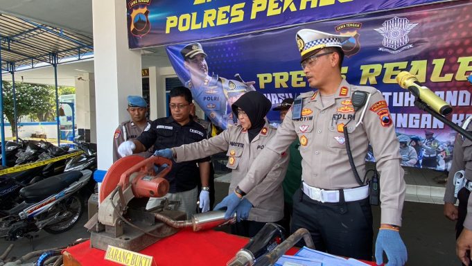 Puluhan Knalpot Brong Dimusnahkan Satlantas Polres Pekalongan Kota, Hasil Operasi Patuh Candi 2023
