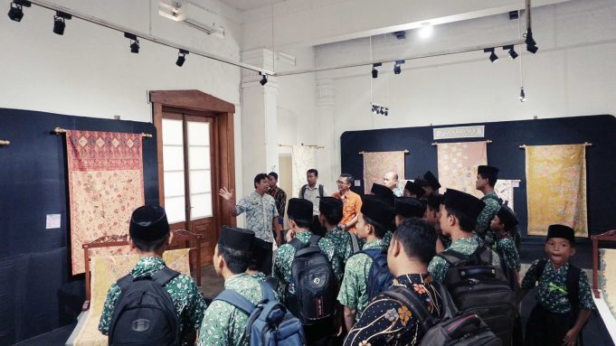 WOM Finance Ajak Pelajar ke Musem Batik Pekalongan, Kenalkan Budaya Batik Sejak Dini