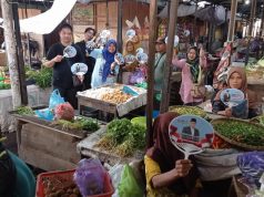 Blusukan ke Pasar Patiunus, Relawan Mas Dar Kota Pekalongan Disambut Antusias Pedagang