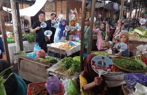 Blusukan ke Pasar Patiunus, Relawan Mas Dar Kota Pekalongan Disambut Antusias Pedagang