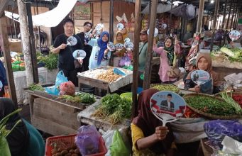 Blusukan ke Pasar Patiunus, Relawan Mas Dar Kota Pekalongan Disambut Antusias Pedagang