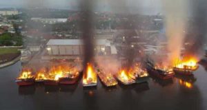 12 Kapal Nelayan Ludes Dilalap Si Jago Merah di Pelabuhan Pekalongan