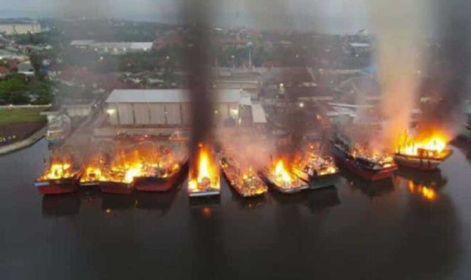 12 Kapal Nelayan Ludes Dilalap Si Jago Merah di Pelabuhan Pekalongan