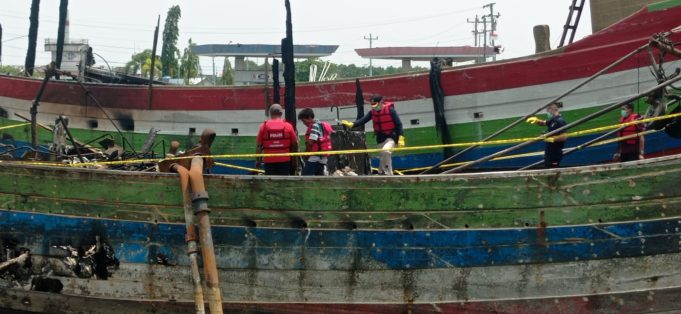 Tim Labfor Polda Jateng Periksa Lokasi Kebakaran Kapal di Pelabuhan Pekalongan