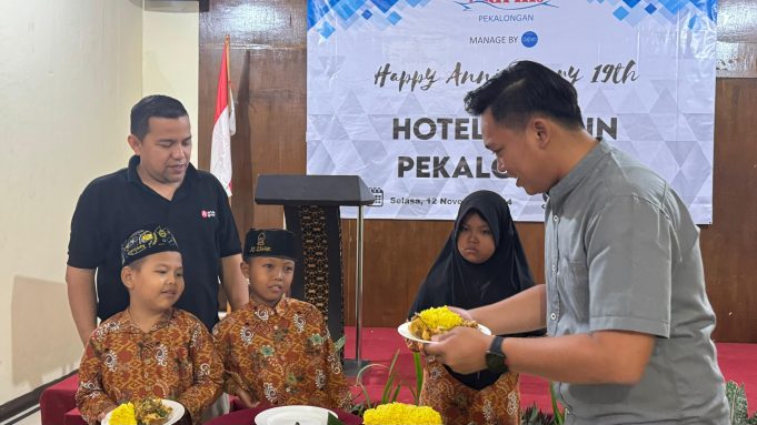 Rayakan Anniversary Ke-14, Hotel Marlin Pekalongan Santuni Yatim Piatu