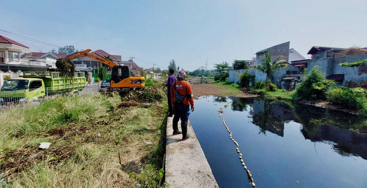 Tumpukan Enceng Gondok di Sungai Kota Pekalongan Semakin Berkurang, Progress 35 Persen