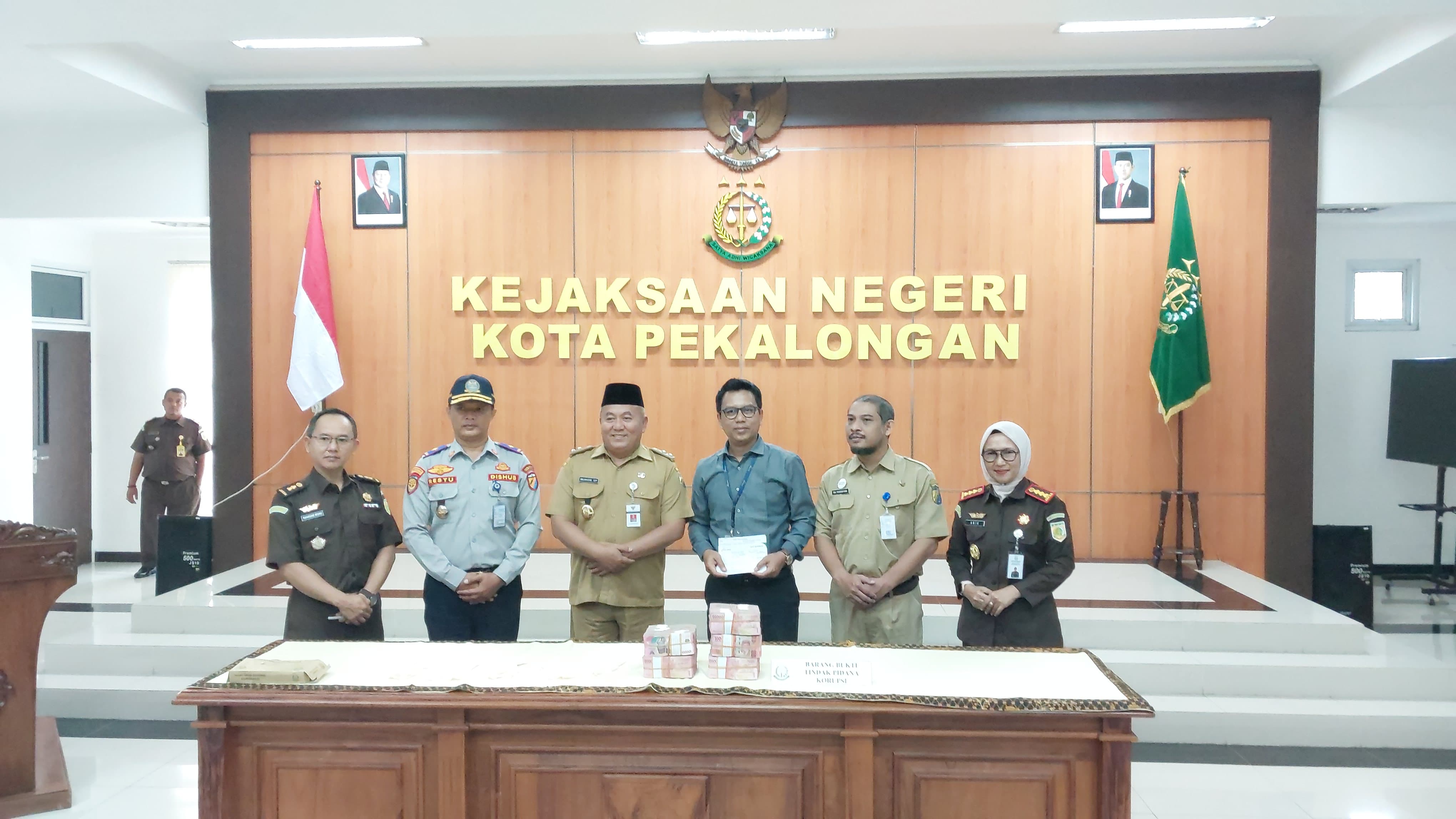 Kejaksaan Serahkan Uang Kasus Tipikor Pengelolaan Parkir Rp500 Juta ke Kas Daerah Pemkot Pekalongan