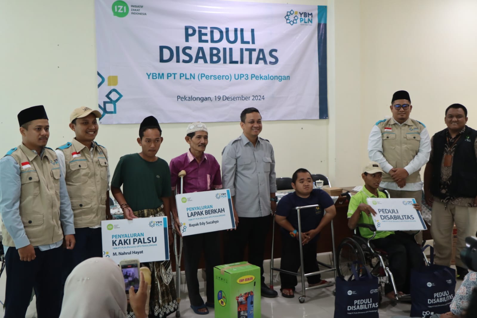 YBM PLN UP3 Pekalongan Salurkan Zakat ke Penyandang Disabilitas