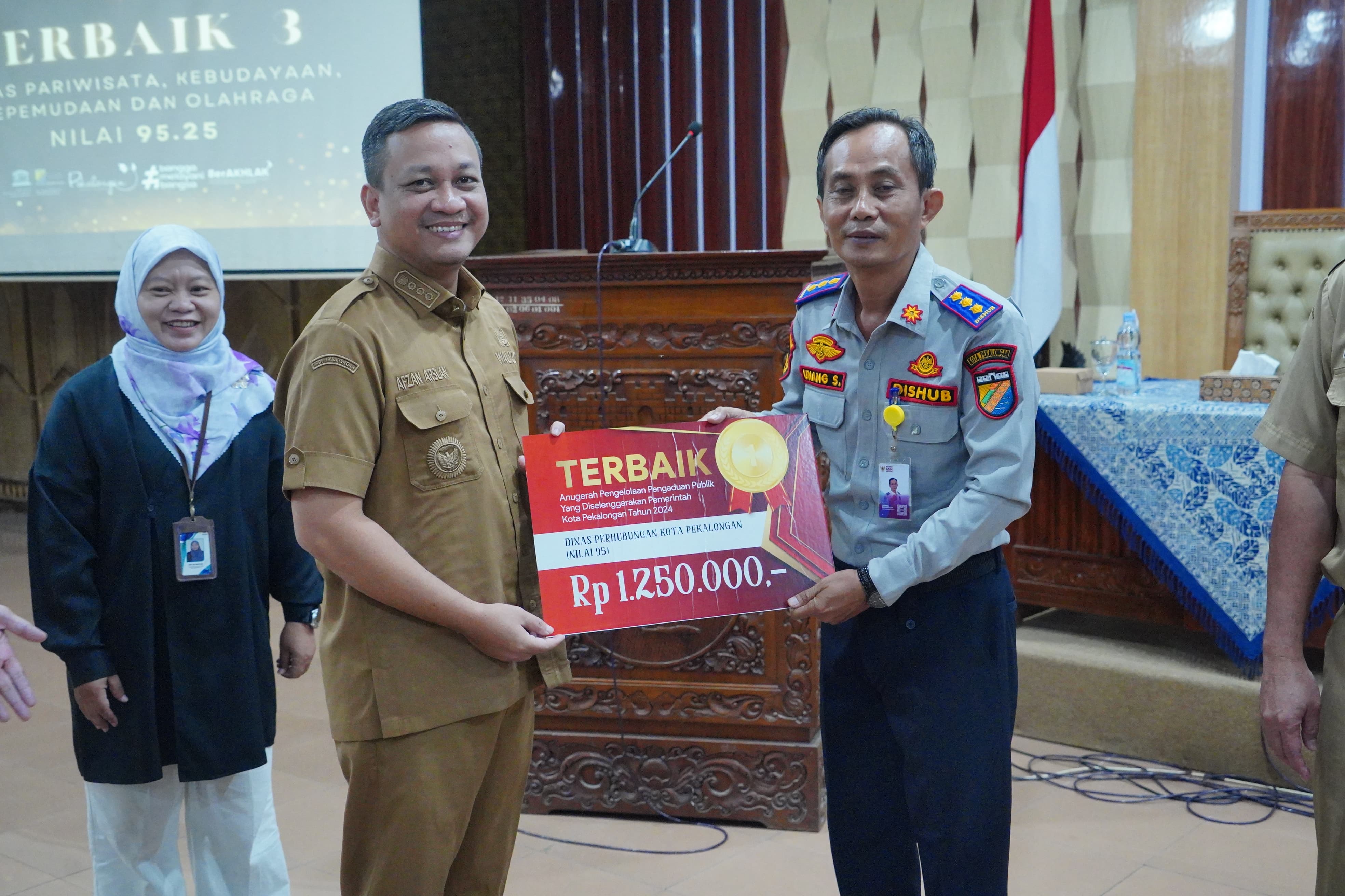 Pemkot Serahkan Anugerah KIP-Pengaduan 2024 bagi Badan Publik di Kota Pekalongan