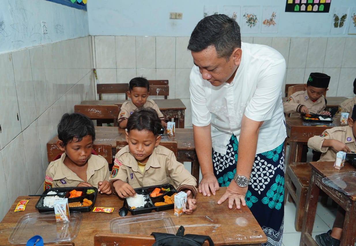 Pemkot Pekalongan dan FKSS Panjang Baru Bagikan Puluhan Porsi Makanan Bergizi Gratis