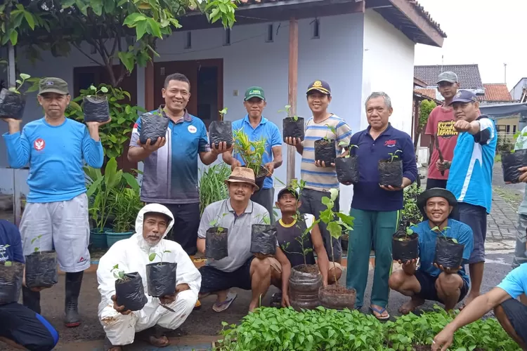 Jaga Ketahanan Pangan hingga Lawan Inflasi, Kompol Suhadi Inisiasi Gerakan Polibek di RT 04 Proyonanggan Tengah Batang