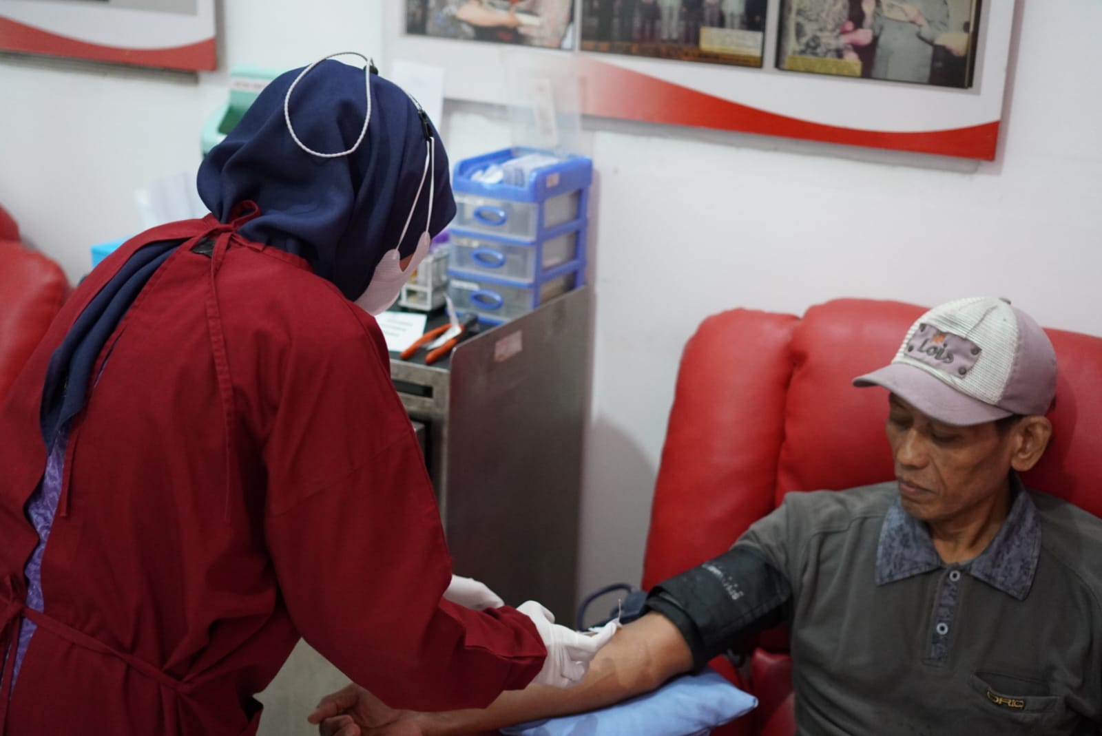 Tak Batalkan Puasa, Ini Tips Donor Darah yang Aman