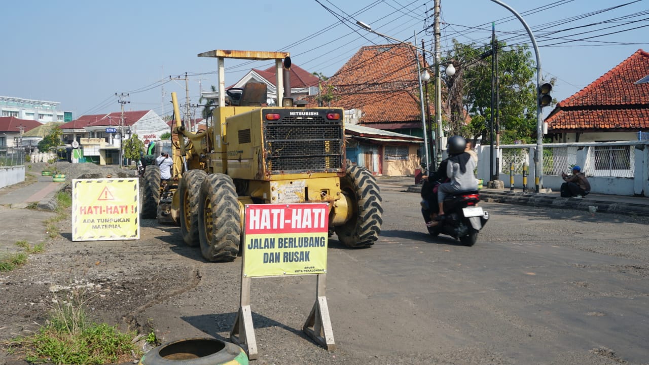 Mudahkan Mobilitas Masyarakat, Jalan Diponegoro dan Imam Bonjol Mulai Diperbaiki