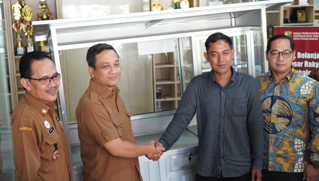 Pemkot Pekalongan Serahkan 7 Gerobak Jualan, Dorong UMKM Bangkit