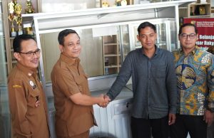 Pemkot Pekalongan Serahkan 7 Gerobak Jualan, Dorong UMKM Bangkit