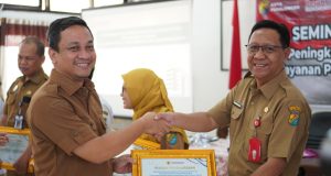 Pemkot Pekalongan Serahkan Hasil Penilaian Pelayanan Publik OPD, Wali Kota Dorong Terus Berinovasi