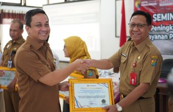 Pemkot Pekalongan Serahkan Hasil Penilaian Pelayanan Publik OPD, Wali Kota Dorong Terus Berinovasi