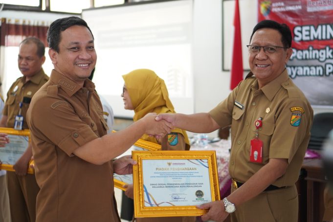 Pemkot Pekalongan Serahkan Hasil Penilaian Pelayanan Publik OPD, Wali Kota Dorong Terus Berinovasi