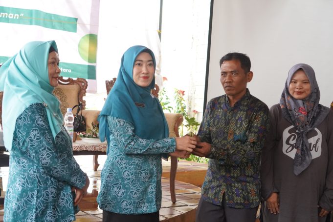 Penyerahan Bibit Tanaman Jadi Awal Penataan, Kampung Bugisan Didorong Wujudkan Reforma Agraria Bertaraf Nasional