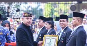 Wali Kota Pekalongan Raih Penghargaan Satyalancana Wira Karya dari Presiden RI