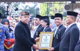 Wali Kota Pekalongan Raih Penghargaan Satyalancana Wira Karya dari Presiden RI