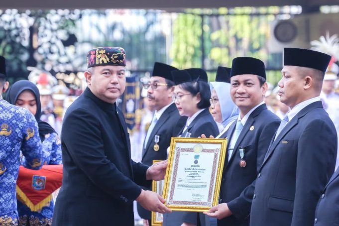 Wali Kota Pekalongan Raih Penghargaan Satyalancana Wira Karya dari Presiden RI