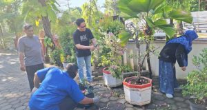 Pegawai Dinkominfo Kompak Bersih-Bersih dan Pilah Sampah, Peringati WCD