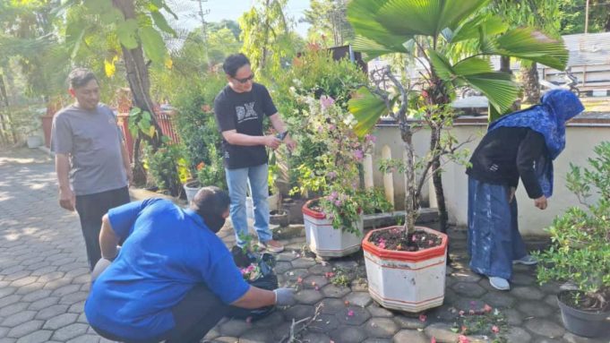 Pegawai Dinkominfo Kompak Bersih-Bersih dan Pilah Sampah, Peringati WCD
