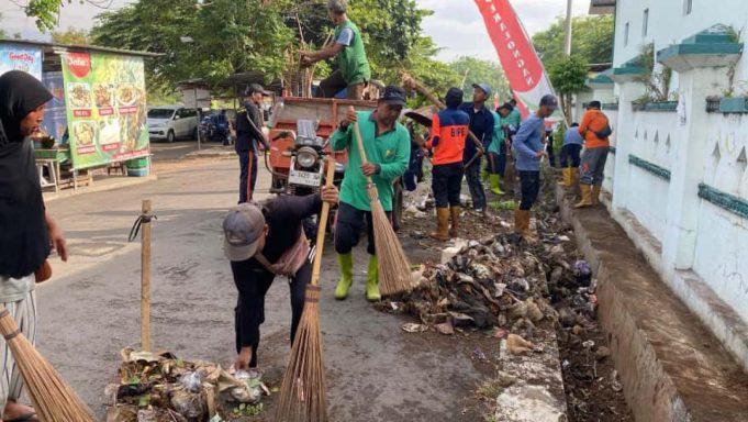 Peringati WCD 2025, DLH Kota Pekalongan dan Komunitas Gelar Aksi Bersih Lingkungan di Taman Nursery Kuryos