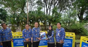 Sinergi dengan Korpri, Wali Kota Pekalongan Serahkan 27 Gerobak Sampah untuk 27 Kelurahan
