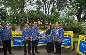 Sinergi dengan Korpri, Wali Kota Pekalongan Serahkan 27 Gerobak Sampah untuk 27 Kelurahan
