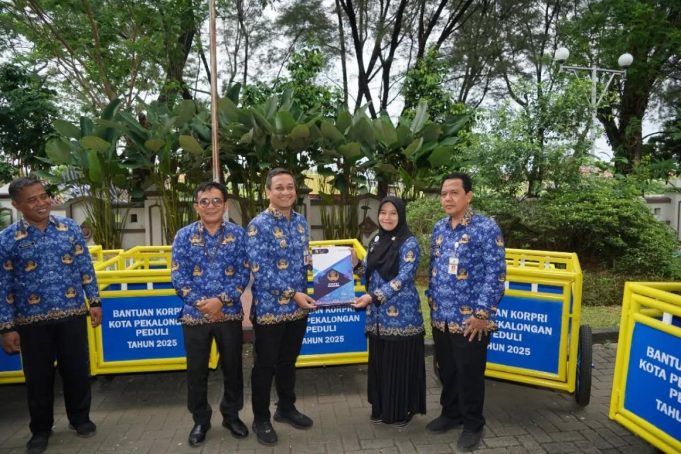 Sinergi dengan Korpri, Wali Kota Pekalongan Serahkan 27 Gerobak Sampah untuk 27 Kelurahan