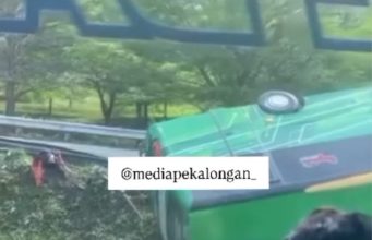Bus Pariwisata Terguling di Exit Tol Pemalang, Empat Penumpang Dikabarkan Meninggal Dunia