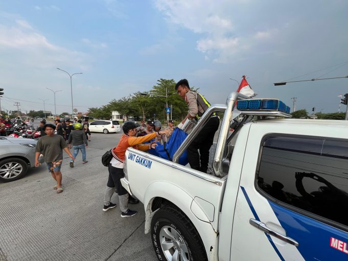Nyelonong Lampu Merah, Pengendara Motor Tewas Disruduk Fortuner di Perempatan Exit Tol Batang-Pemalang