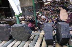 Sukimin, Warga Kuripan Yosorejo Pekalongan, Sulap Sampah Plastik Jadi Paving Blok