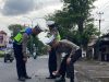 Antisipasi Lakalantas, Satlantas Polres Pekalongan Kota Beri Tanda Jalan Berlubang