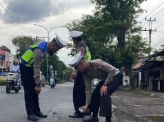 Antisipasi Lakalantas, Satlantas Polres Pekalongan Kota Beri Tanda Jalan Berlubang