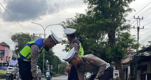 Antisipasi Lakalantas, Satlantas Polres Pekalongan Kota Beri Tanda Jalan Berlubang