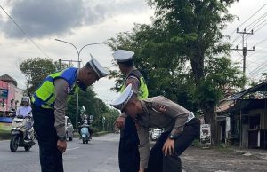 Antisipasi Lakalantas, Satlantas Polres Pekalongan Kota Beri Tanda Jalan Berlubang