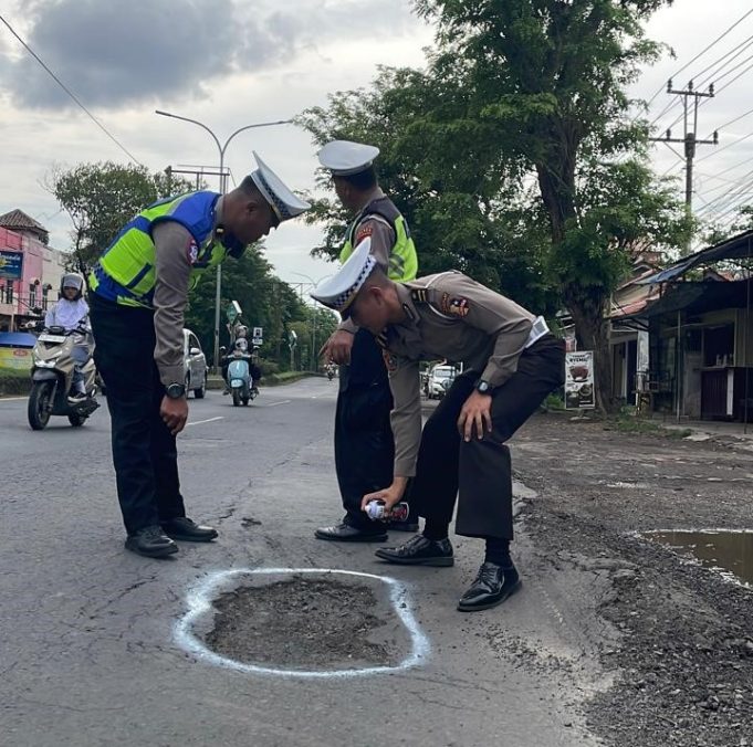 Antisipasi Lakalantas, Satlantas Polres Pekalongan Kota Beri Tanda Jalan Berlubang