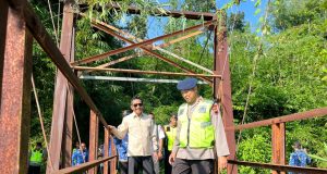 Brimob B Pelopor Terjun Langsung Perbaiki Jembatan Si Guo, Jadi Akses Vital Warga