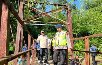 Brimob B Pelopor Terjun Langsung Perbaiki Jembatan Si Guo, Jadi Akses Vital Warga