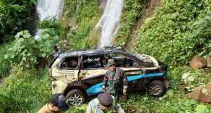 Mobil Toyota Avanza Terperosok ke Jurang di Lebakbarang