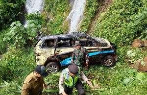 Mobil Toyota Avanza Terperosok ke Jurang di Lebakbarang