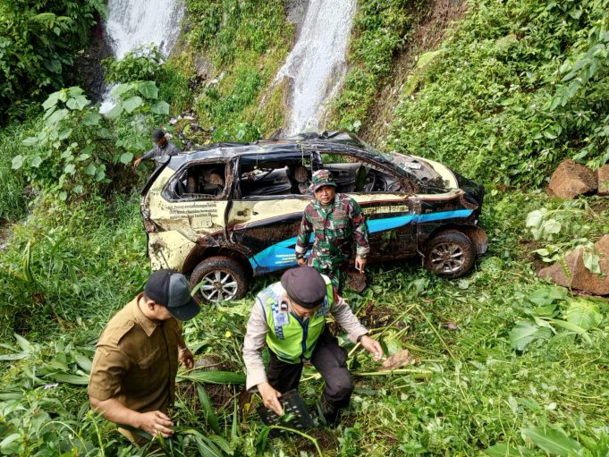 Mobil Toyota Avanza Terperosok ke Jurang di Lebakbarang