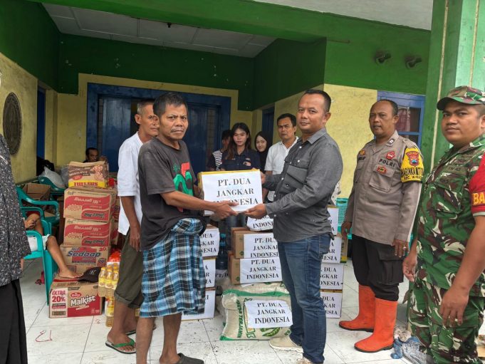 PT Dua Jangkar Indonesia Bantu Korban Banjir di Pekalongan, Serahkan Bantuan ke Dapur Umum di Gedung Kopindo