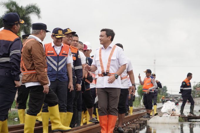 Menteri Perhubungan dan Wali Kota Pekalongan Tinjau Jalur Kereta Terdampak Banjir, Pastikan Perjalanan Penumpang Aman