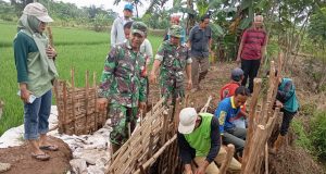 Warga Kelurahan Kalibaros Kompak, Gotong Royong Perbaiki Tanggul Jebol Bersama Stakeholder