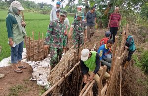 Warga Kelurahan Kalibaros Kompak, Gotong Royong Perbaiki Tanggul Jebol Bersama Stakeholder